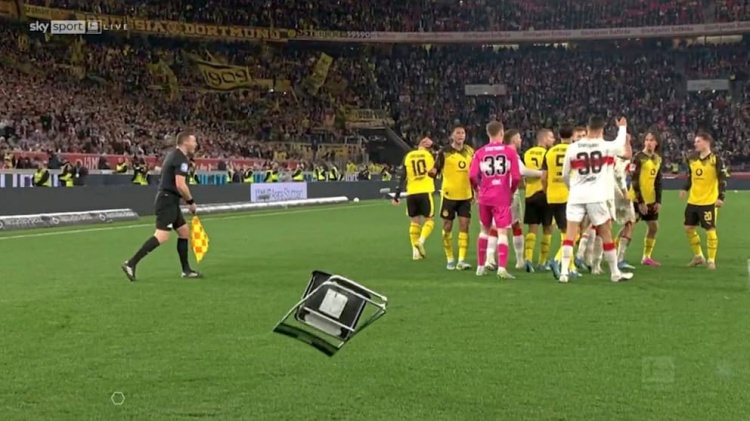 世界杯官方下载入口-认为遭到挑衅！图片报：布兰特进球后斯图加特球迷往场内扔折叠椅